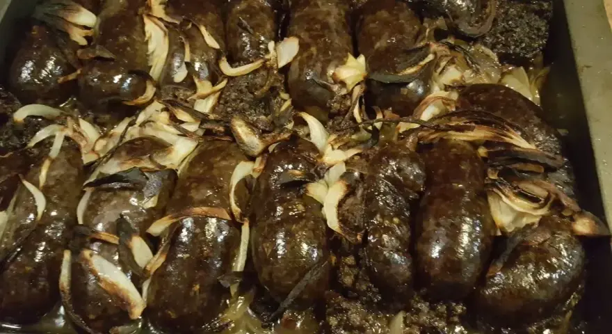 Pyszna kaszanka z piekarnika, rumiana i soczysta, zapieczona z cebulką.