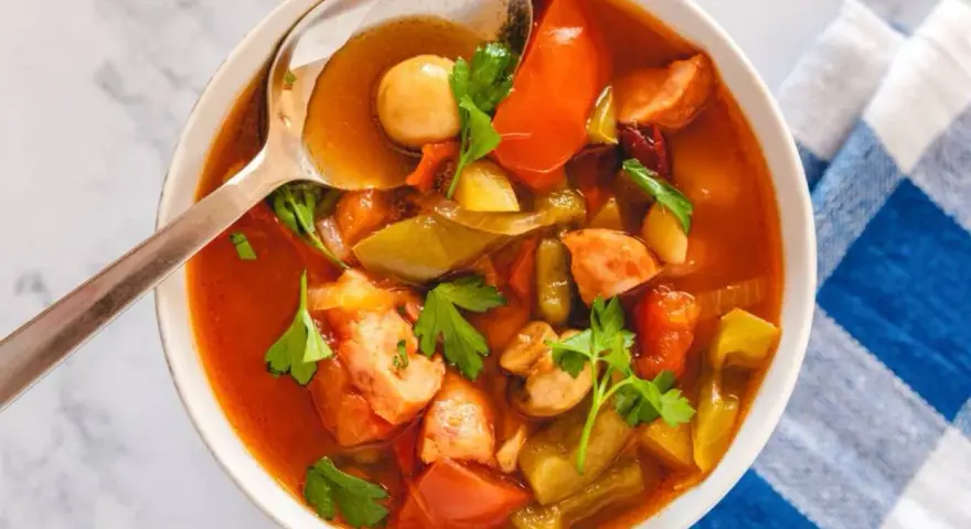 Aromaticzne leczo z pieczarkami, papryką i kiełbasą w misce, gotowe do podania.
