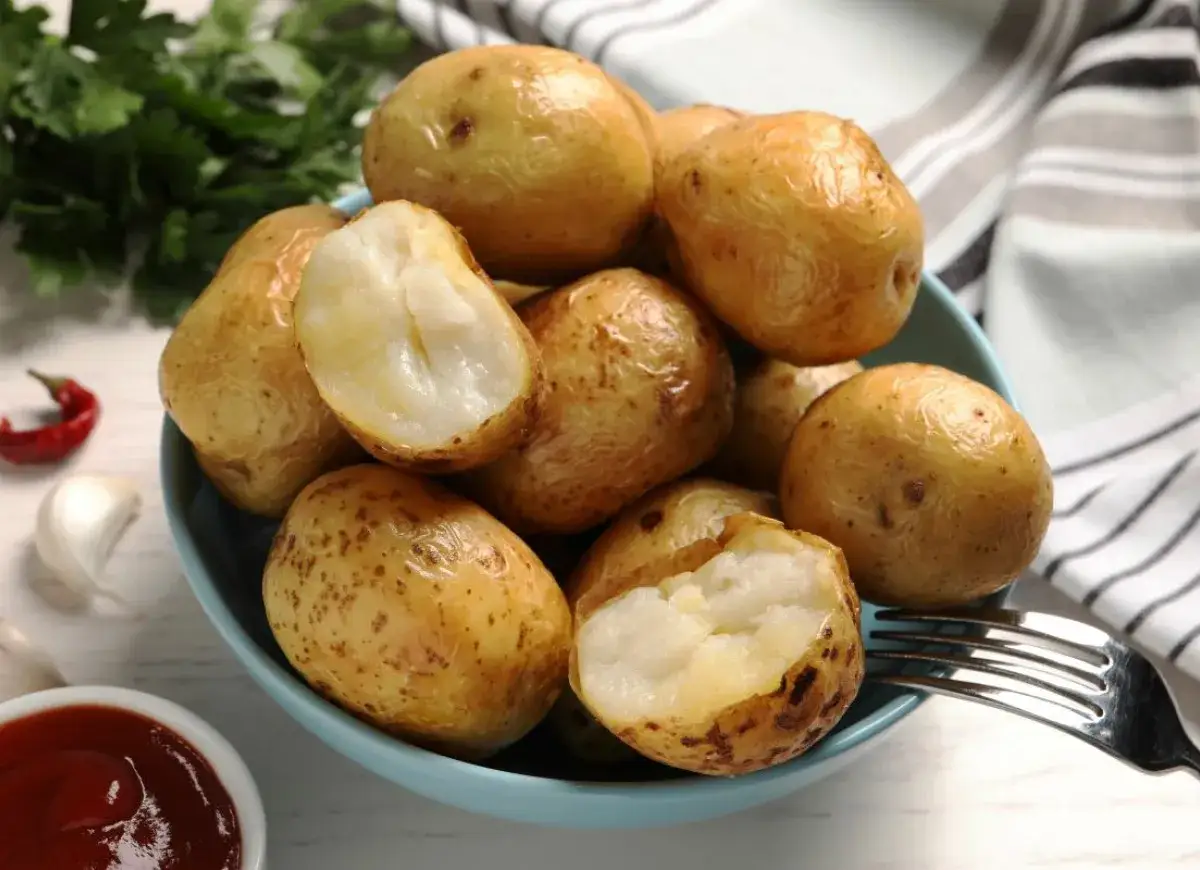 Aksamitne ziemniaki w mundurkach, gotowe do podania z ketchupem i czosnkiem. Idealne na szybki obiad.