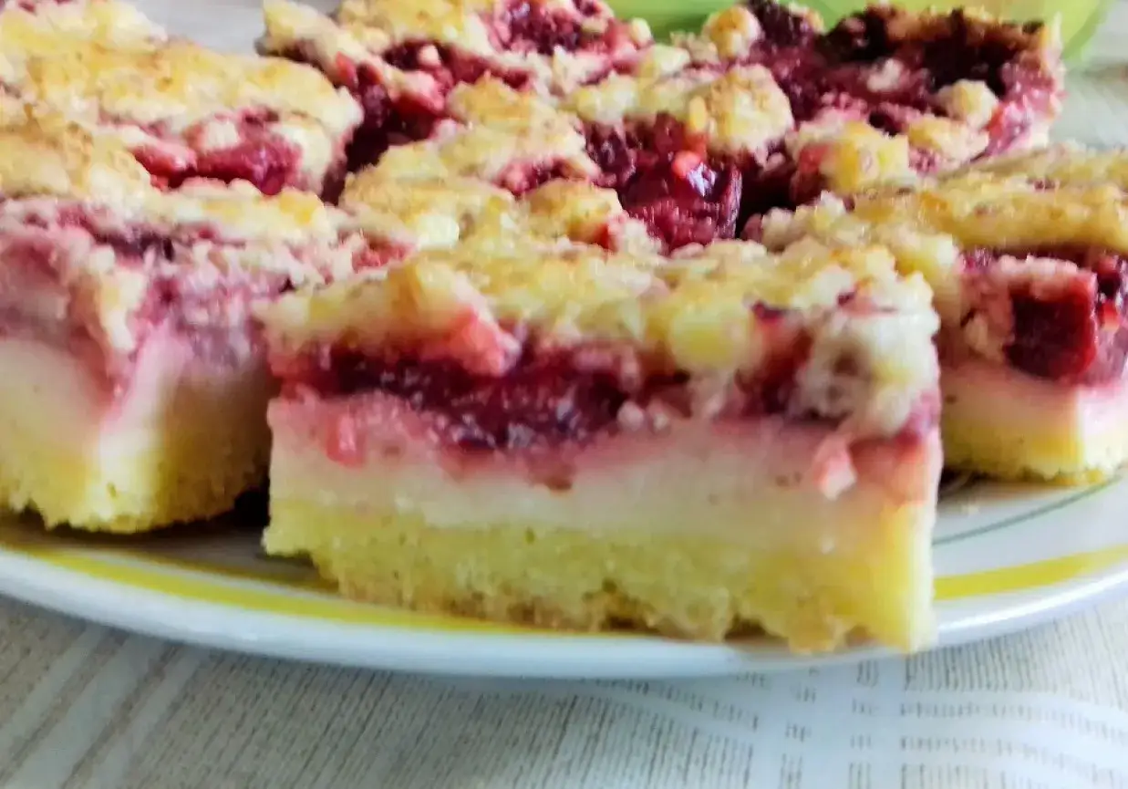 Pyszne ciasto z budyniem i wiśniami, posypane kruszonką. Idealne na deser.