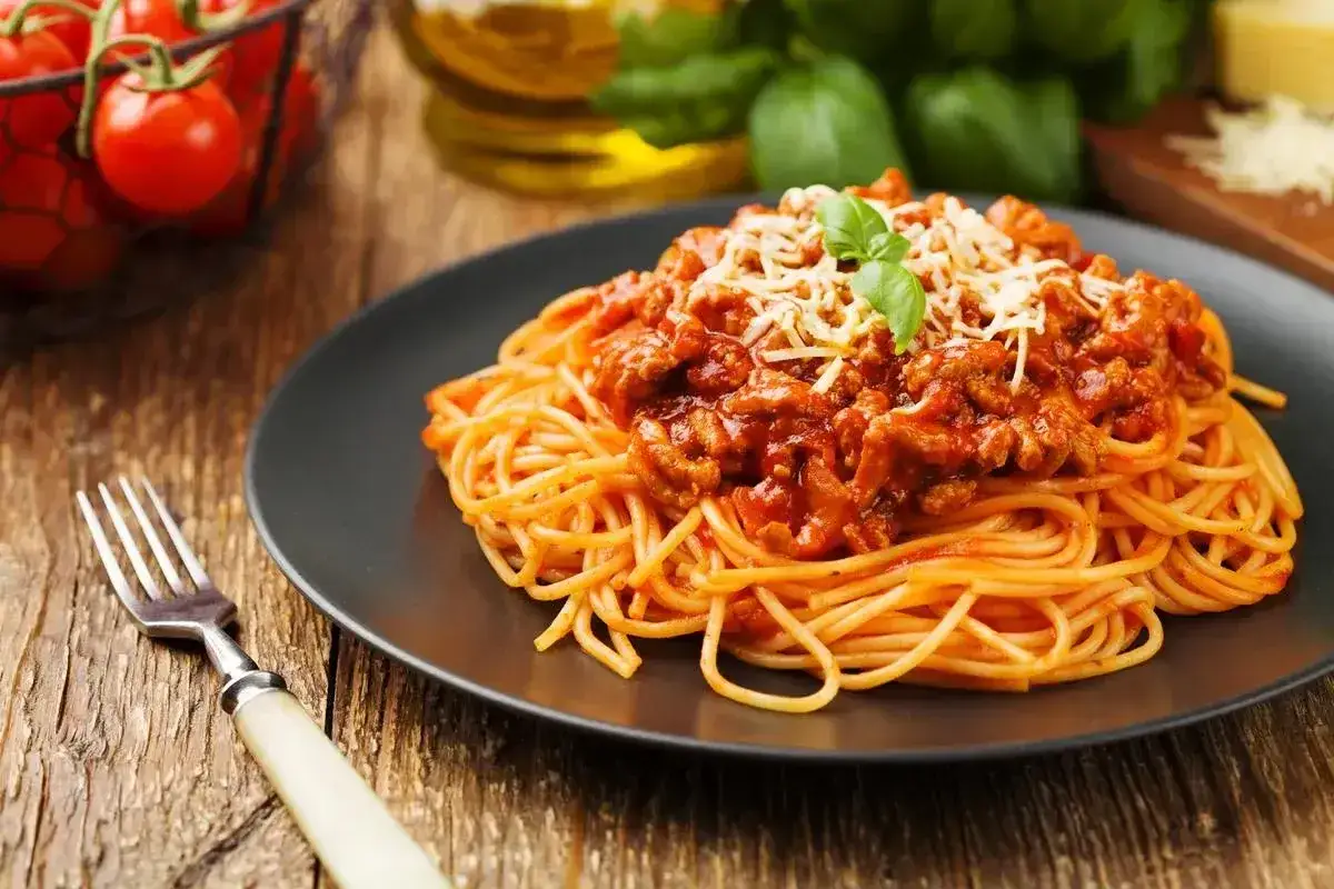 Pyszne spaghetti bolognese z mielonym mięsem, posypane parmezanem. Idealne pytanie: jakie mięso do spaghetti?
