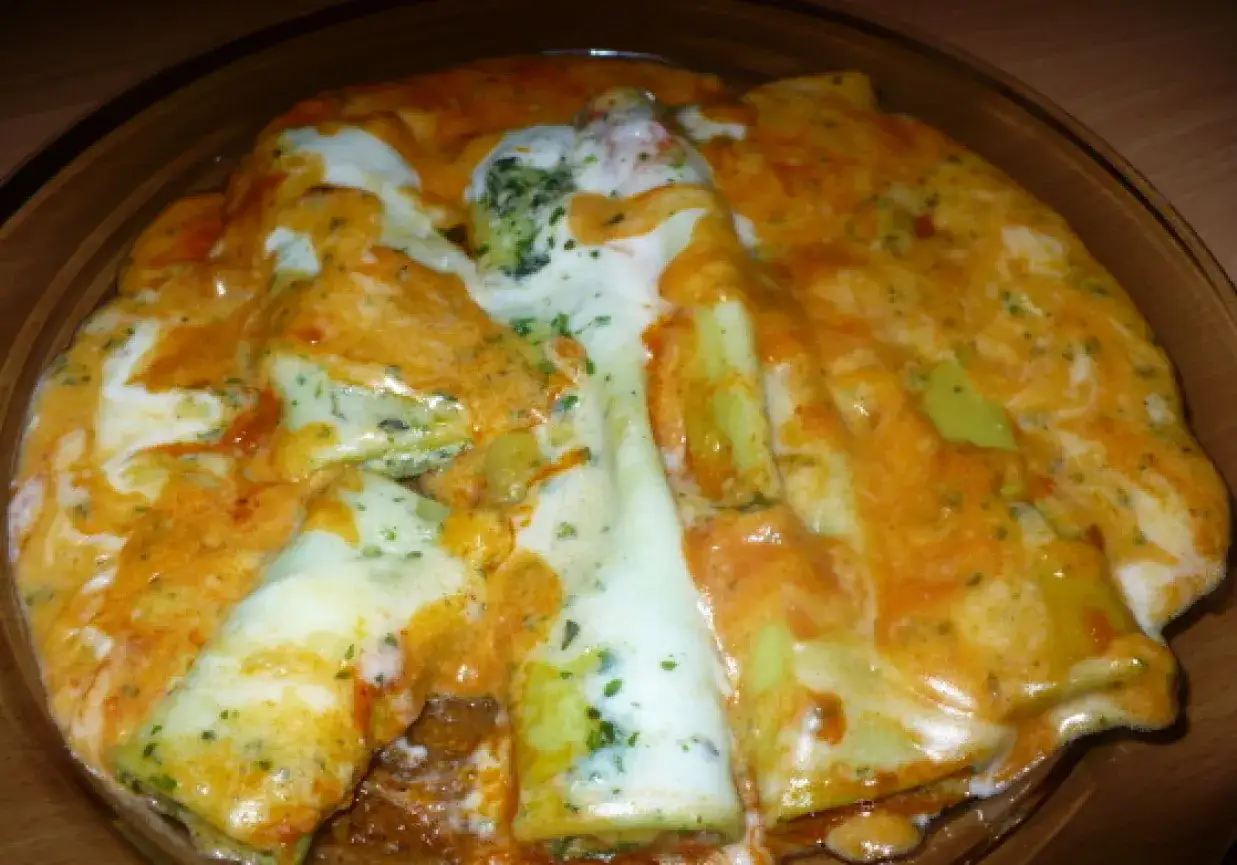 Pyszne cannelloni ze szpinakiem, zapieczone pod sosem pomidorowym i serem.
