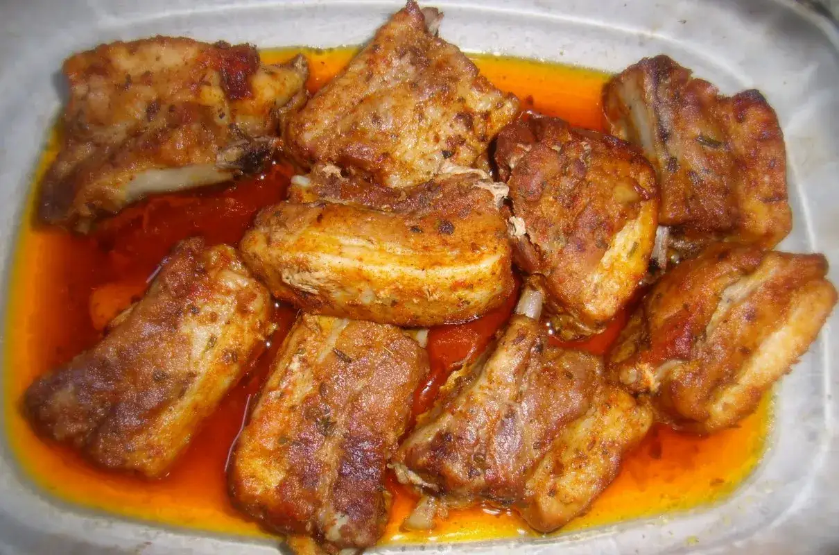 Soczyste, pieczone żeberka w rękawie, skąpane w aromatycznym sosie. Idealne na obiad!