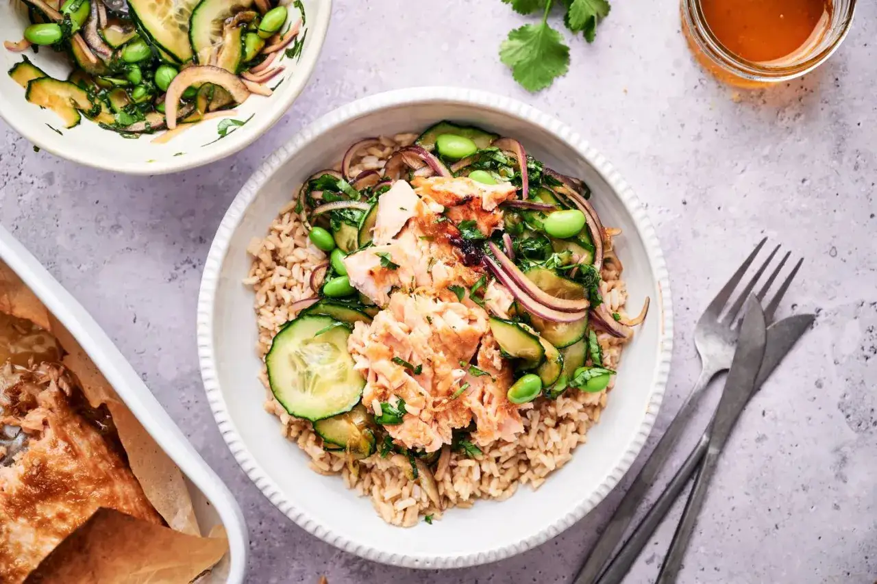 Pyszny bowl z lososiem, ryżem, og&oacute;rkiem, edamame i czerwoną cebulą. Idealny na lekki i zdrowy posiłek.