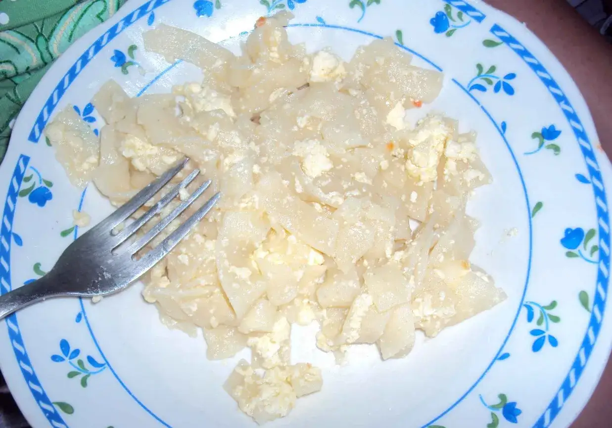 Kopytka z serem, proste danie, kt&oacute;re smakuje jak u babci. Widelec czeka, by zacząć ucztę.